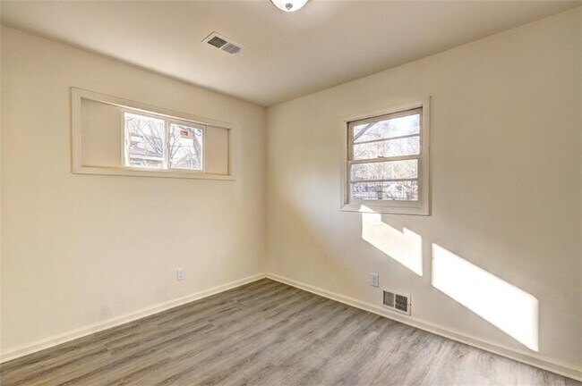 Foto del edificio - 951 Sherwood Cir