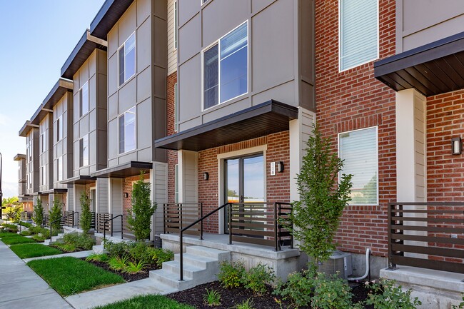 Entrada privada - Greens by Lotus Townhomes