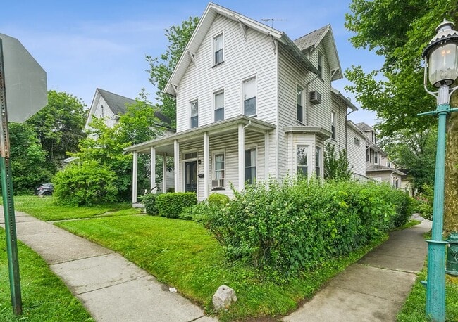 Building Photo - 102 2nd St