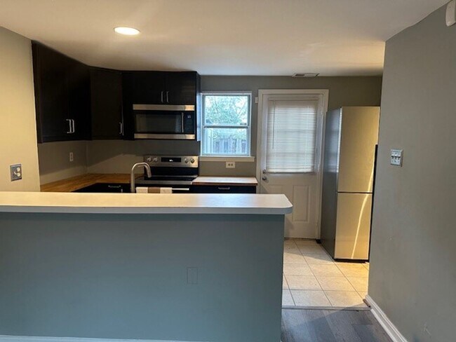 Foto del edificio - One level living in a spacious upgraded condo