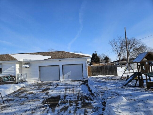 Building Photo - Small town living!