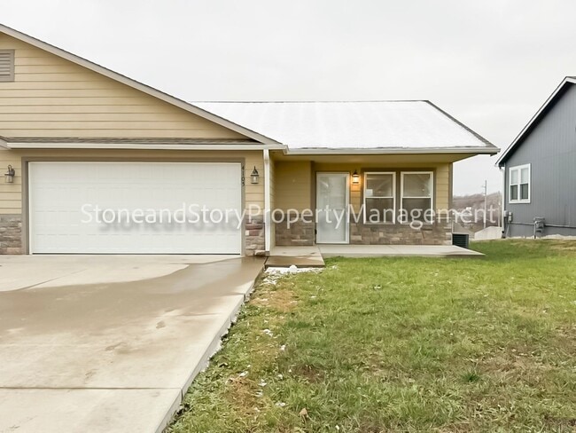 Building Photo - 3 Bedroom 2.5 bath