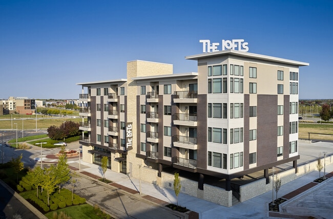 Building Photo - The Lofts at City Center