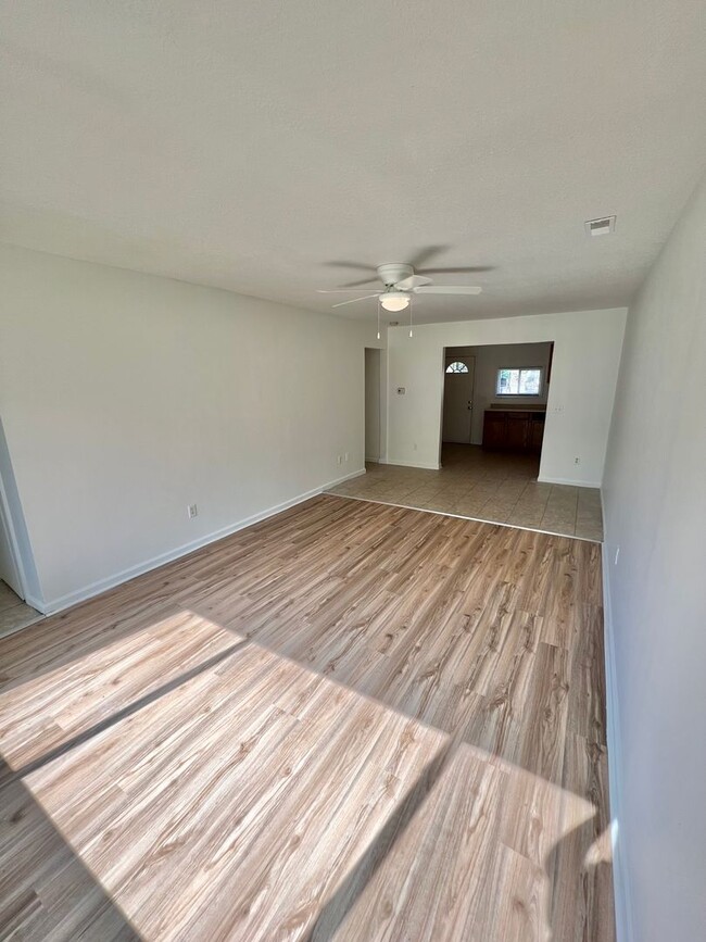 Building Photo - NEW LISTING! 3 BEDROOM DUPLEX!