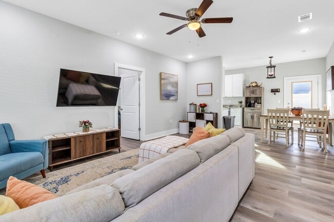 Building Photo - Craftsman Style Home in Villa Tasso!