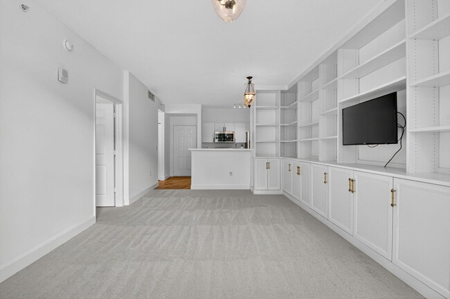 Building Photo - 630 S Sapodilla Ave