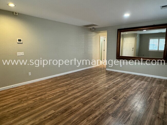 Building Photo - 4 bedroom Youngtown home for rent