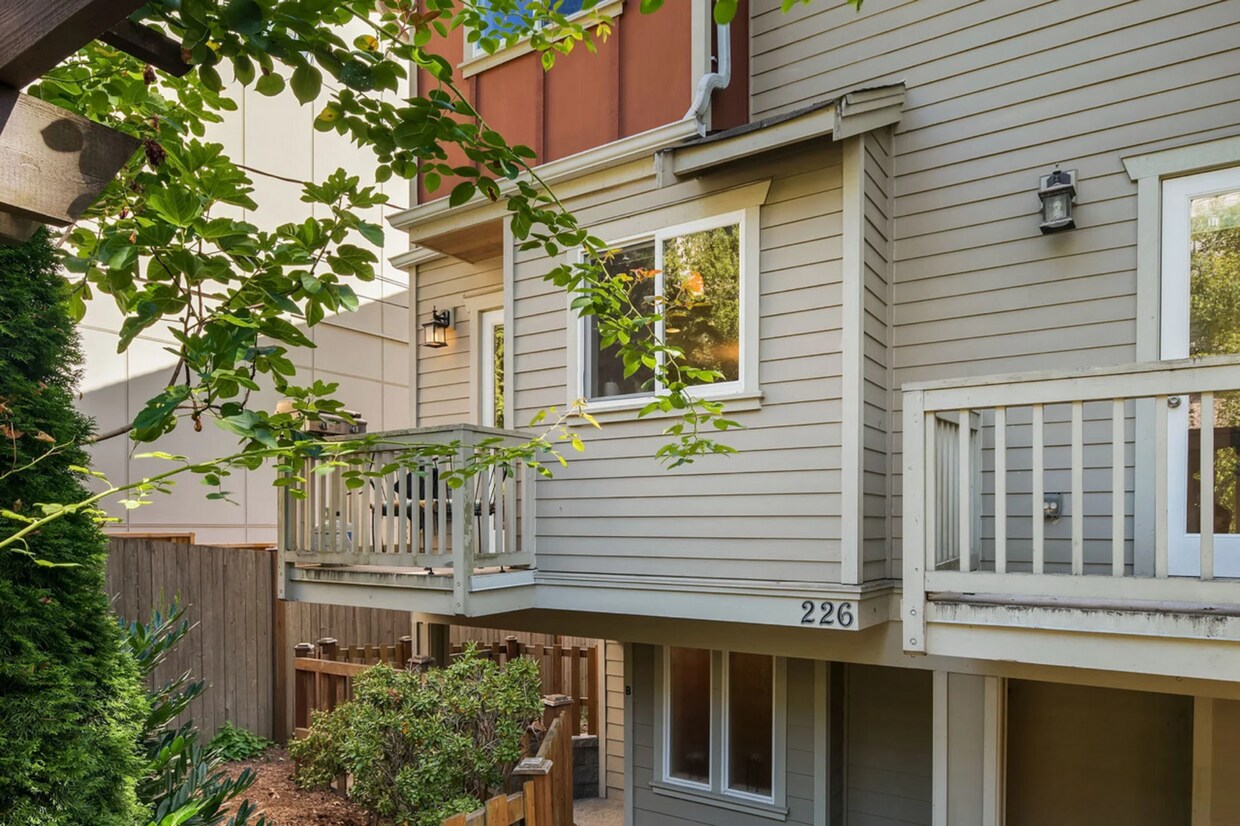 Primary Photo - 226 26th Ave E