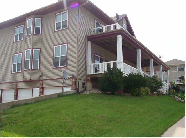Building Photo - 8202 Mansion Hill Ave