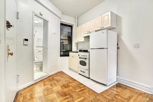 Building Photo - NO FEE Two Bed on Upper East Side! Won't S...