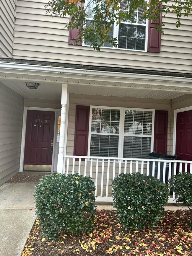 Building Photo - 4700 Twin Hickory Lake Dr
