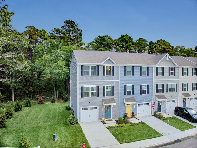 Building Photo - 1001 Cyprus Ct