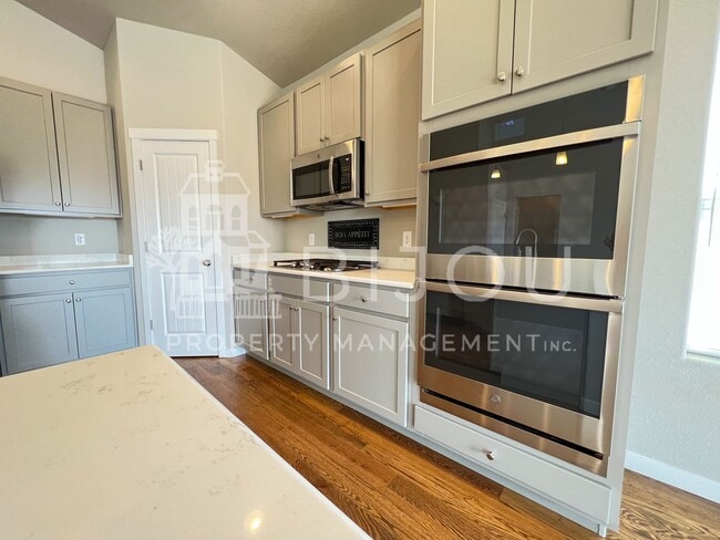 Building Photo - Grand Overlook to the Mountains!