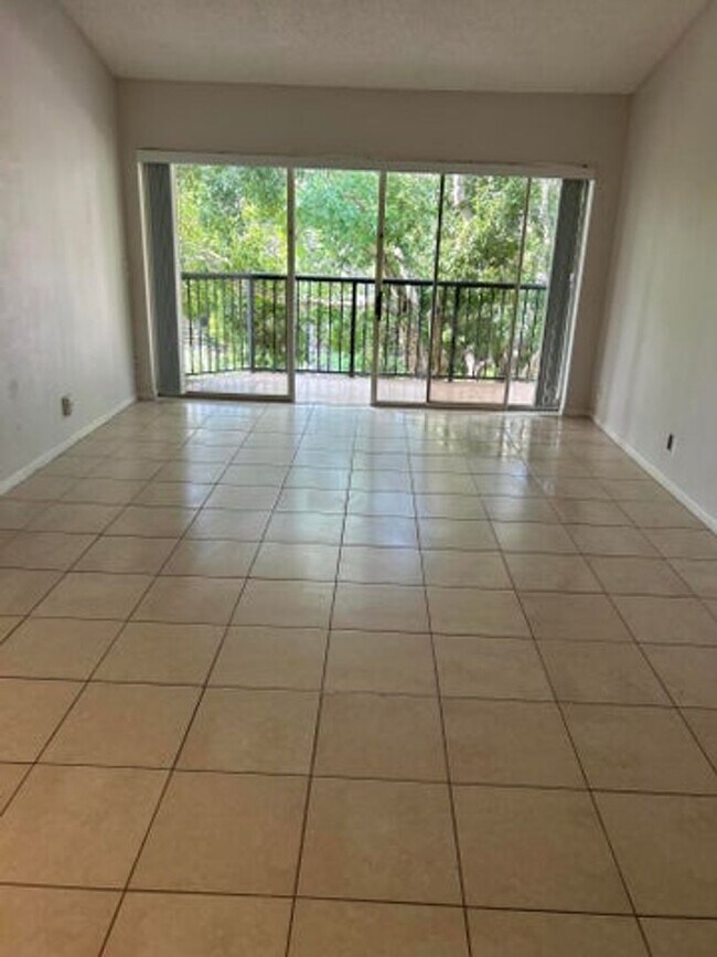 Foto del edificio - 8781 Wiles Rd