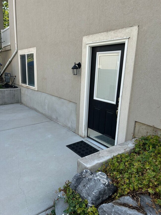 Foto del edificio - Don't miss out on this gorgeous and spacious basement apartment. It will go fast!!