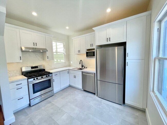 Building Photo - 2BR/1BA Prime Telegraph Hill Single Family...