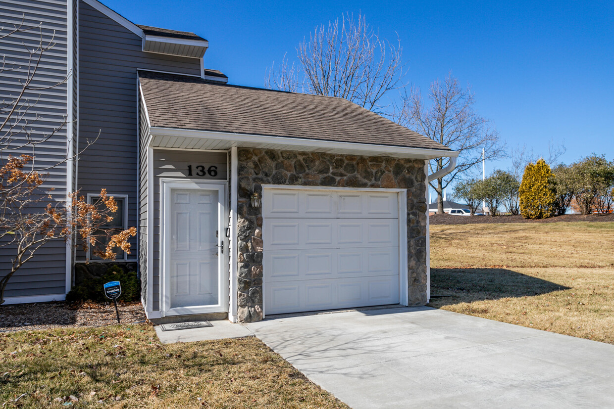 Foto principal - 136 W Green Meadows Rd