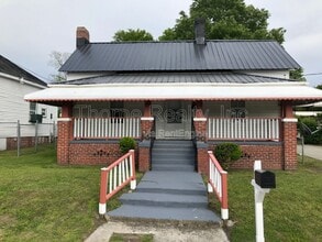 Building Photo - 517 NE Main St