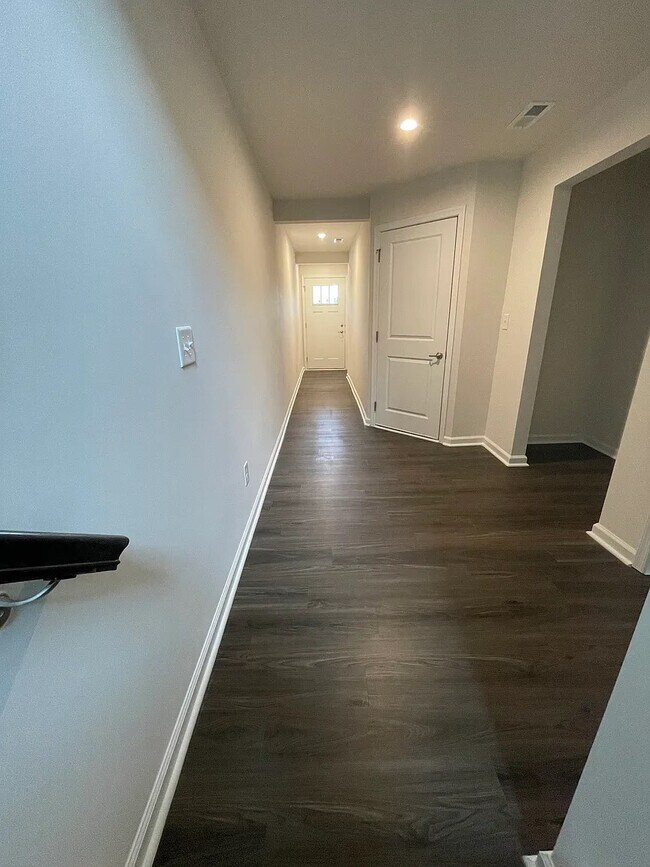 Foto del edificio - Room in Townhome on Crudent Rd