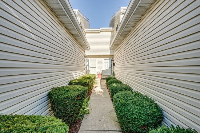 Building Photo - 1640 Hilton Head Dr