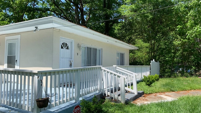 Building Photo - Room in House on E Cornwallis Rd
