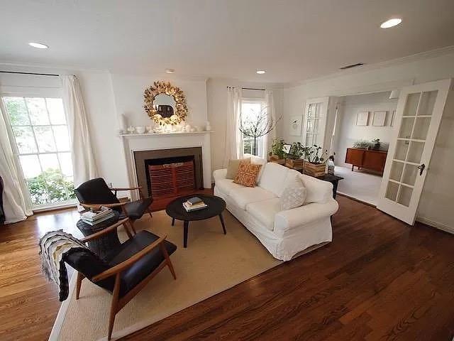Building Photo - 6926 Santa Monica Dr