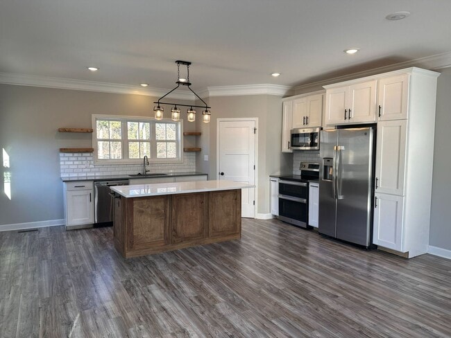 Building Photo - 3 Bedroom 2 Full Bath Home with Unfinished Basement For Rent!