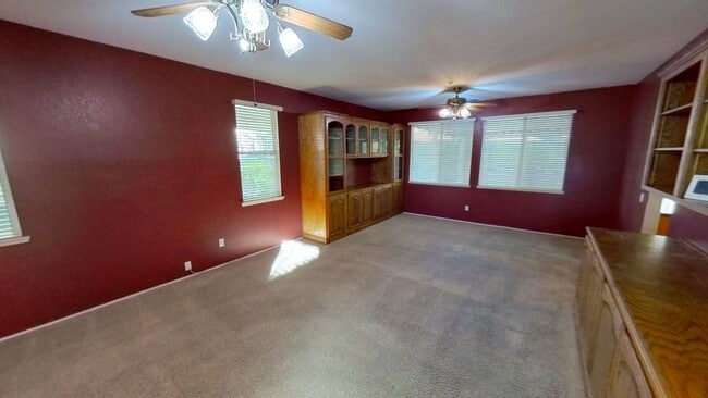 Building Photo - Spacious 4 Bedroom 3 Bath Home in East Hig...