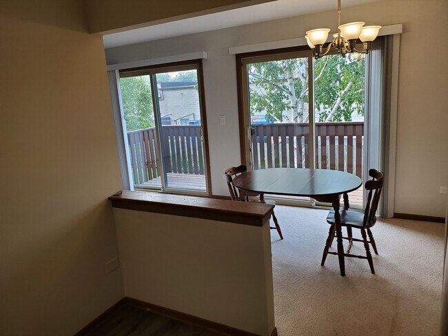 Building Photo - 860 Cross Creek Dr N