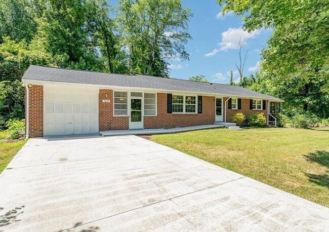 Building Photo - 3035 Ridgemeadow Dr