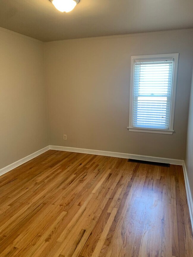 Foto del edificio - 2 BEDROOMS PLUS 2 BONUS ROOMS, 2 BATHROOM SINGLE FAMILY HOME WITH 1 CAR GARAGE