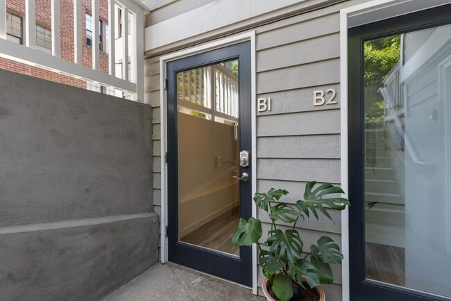 Building Photo - Newly Renovated 1 Bedroom Apartment in Hea...