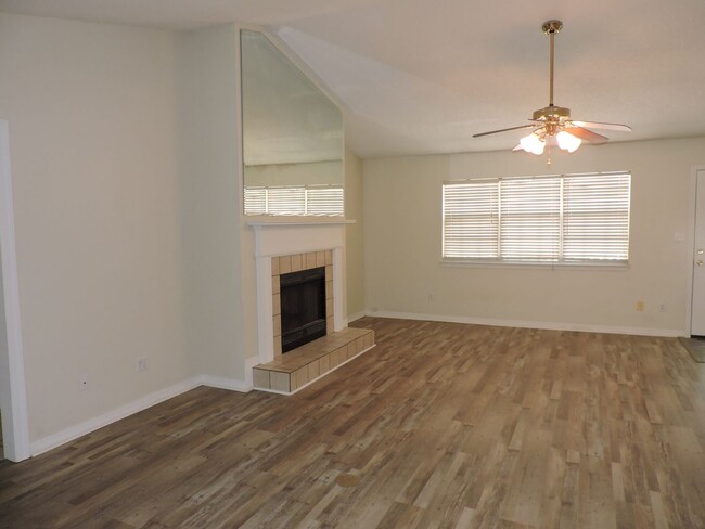 Building Photo - Nice home in convenient Northeast Pensacola!
