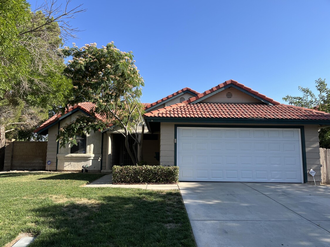 1042 E Angela Ct, Lancaster, CA 93535 House Rental in Lancaster, CA