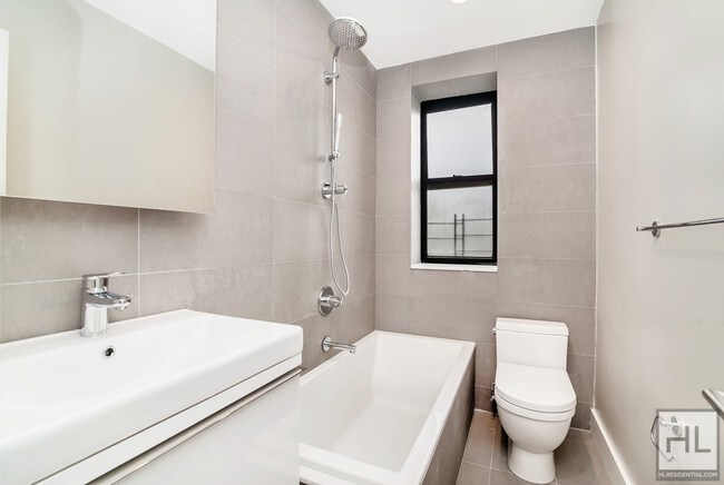 Foto del edificio - 95 Linden Blvd