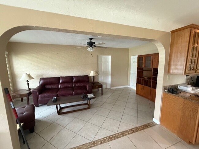 Foto del edificio - Well maintained 2/2 with a large yard in a...