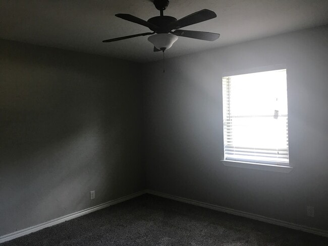 Building Photo - 3/2/2 PTISD FENCED YARD PET FRIENDLY