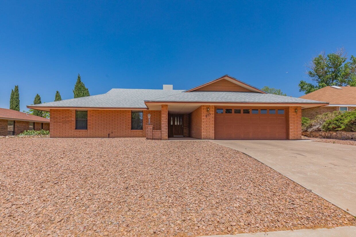 Primary Photo - Beautiful Home on the Golf Course