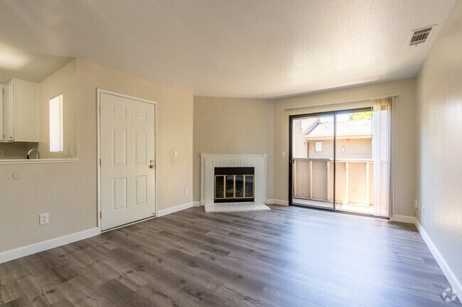 2 habitaciones, 2 baños - 910 pies cuadrados - Sala de estar - Hastings Ranch