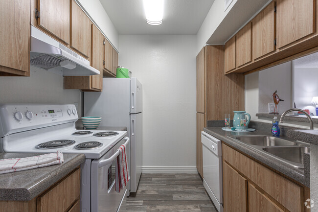 2BR, 2BA - Classic Kitchen - Urban Walk Apartments