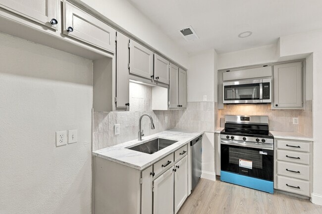 Building Photo - 2BR/1.0BA Home - Arlington