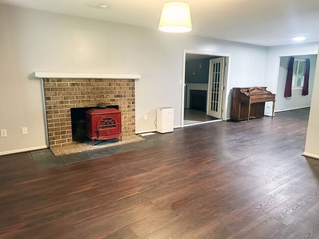 Building Photo - 200 Oakley Dr
