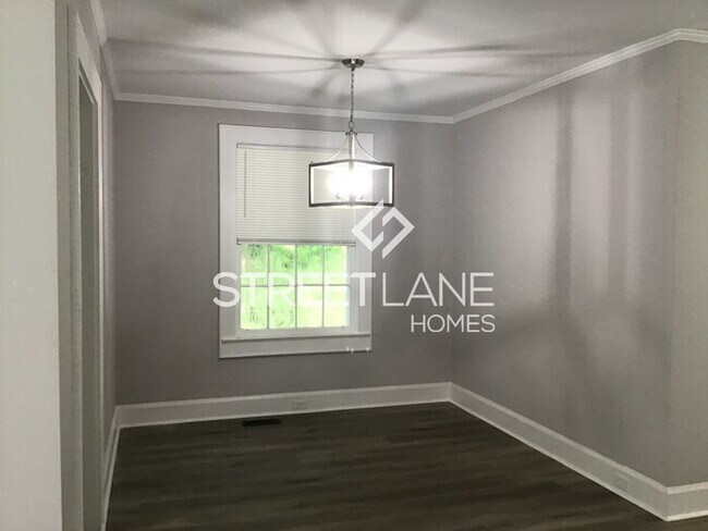 Building Photo - 1/2 MONTHS RENT FREE WITH A SIGNED LEASE B...