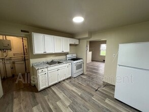 Building Photo - 942 S Central Dr