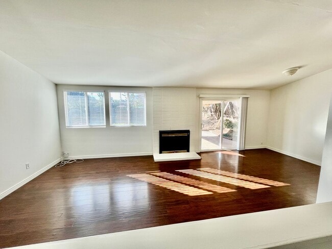 Building Photo - Spacious 3 bedroom 2 bathroom home in Birdland neighborhood.. Huge backyard!