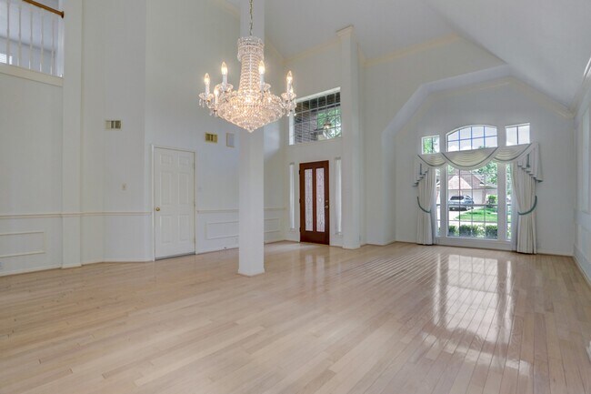 Foto del edificio - 14019 Lake Trail Dr