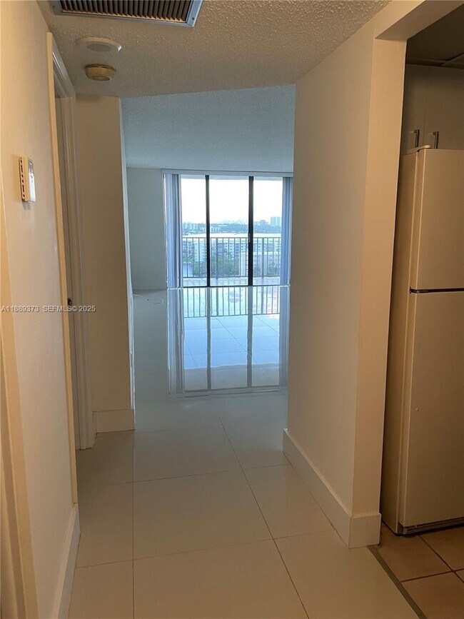 Foto del edificio - 18151 NE 31st Ct