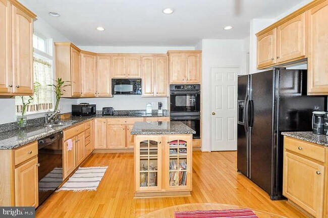 Building Photo - 9910 E Hill Dr