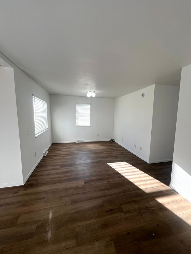 Building Photo - AVAILABLE NOW - New Renovation - 2 Bed 1 Bath