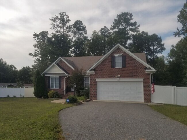 Foto del edificio - Beautiful transitional 4 bedroom brick ran...